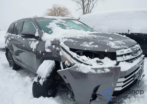 2019 Toyota Highlander Le Plus z USA, uszkodzony, nr VIN 5TDBZRFH7KS932731